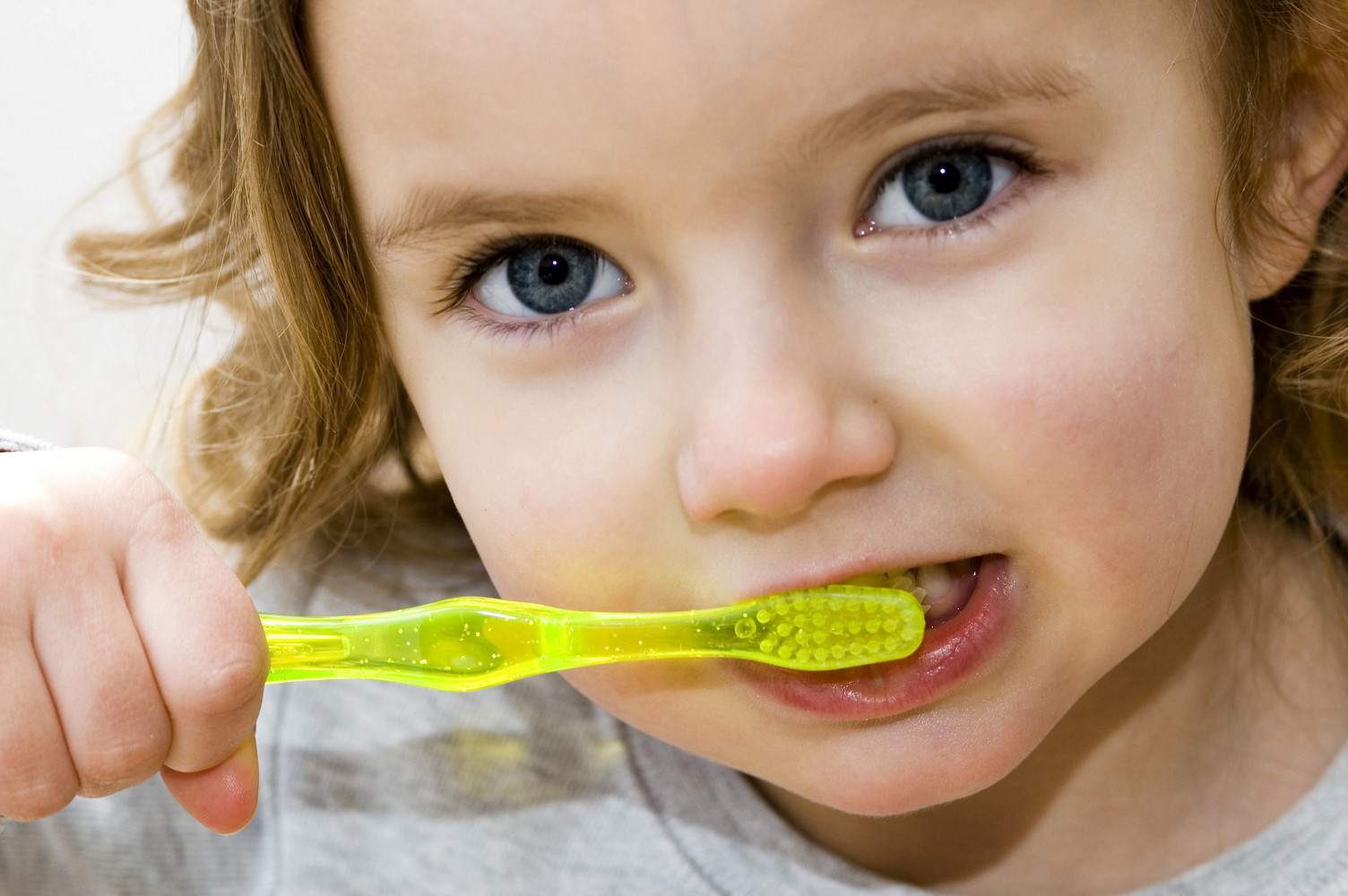 cepillandose dientes arcdental